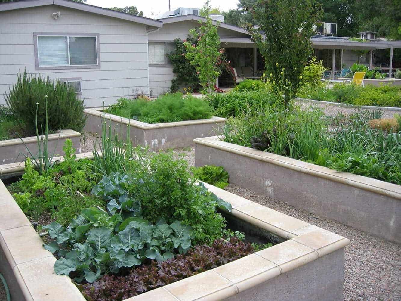 Отличным подспорьем в украшении сада могут стать грядки из бетона