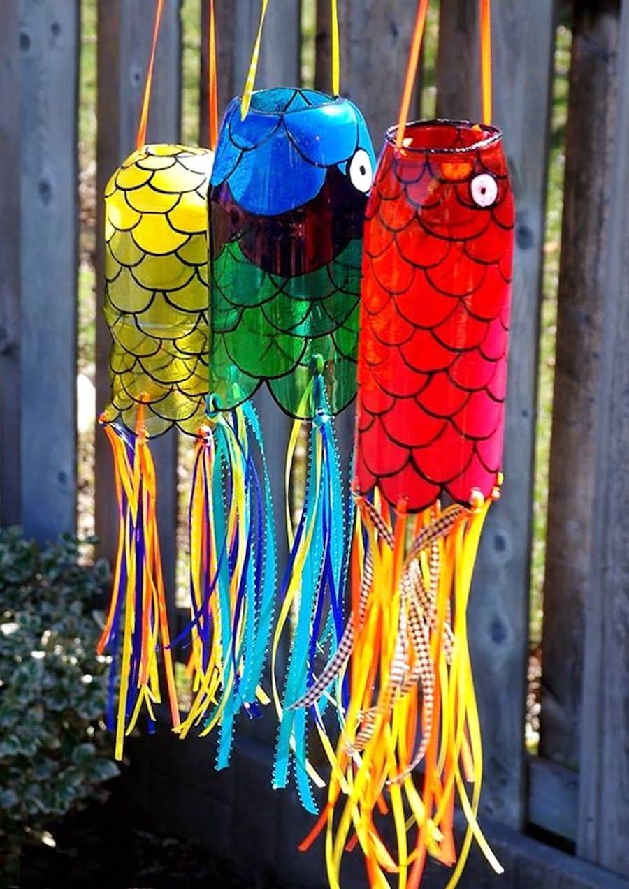 Интересный декор для украшения сада в виде красивых рыбок